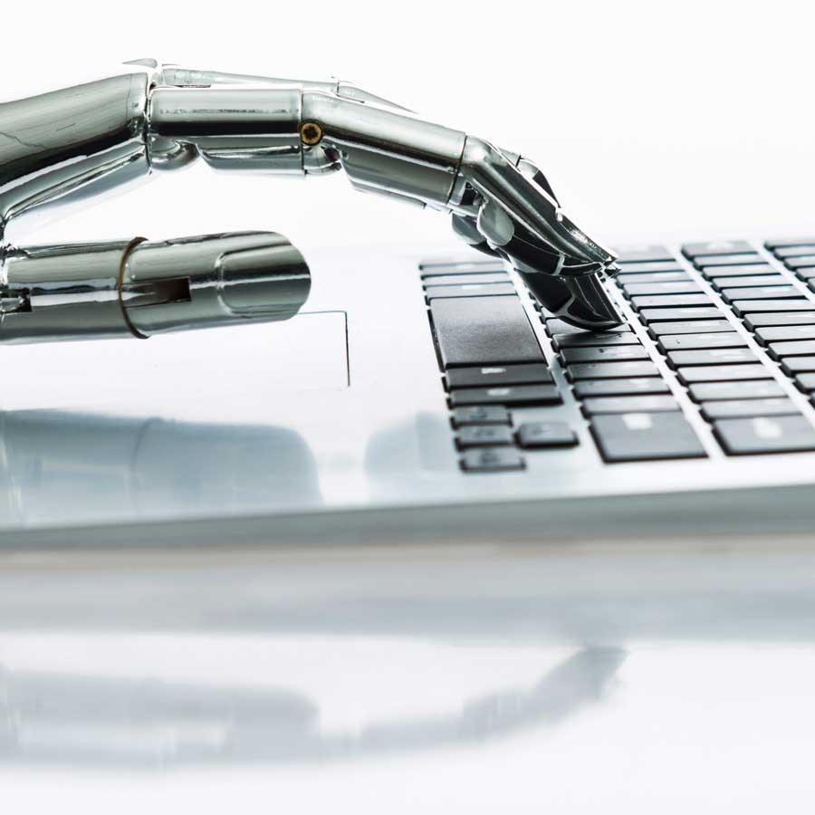 Roboterhand schreibt auf Tastatur