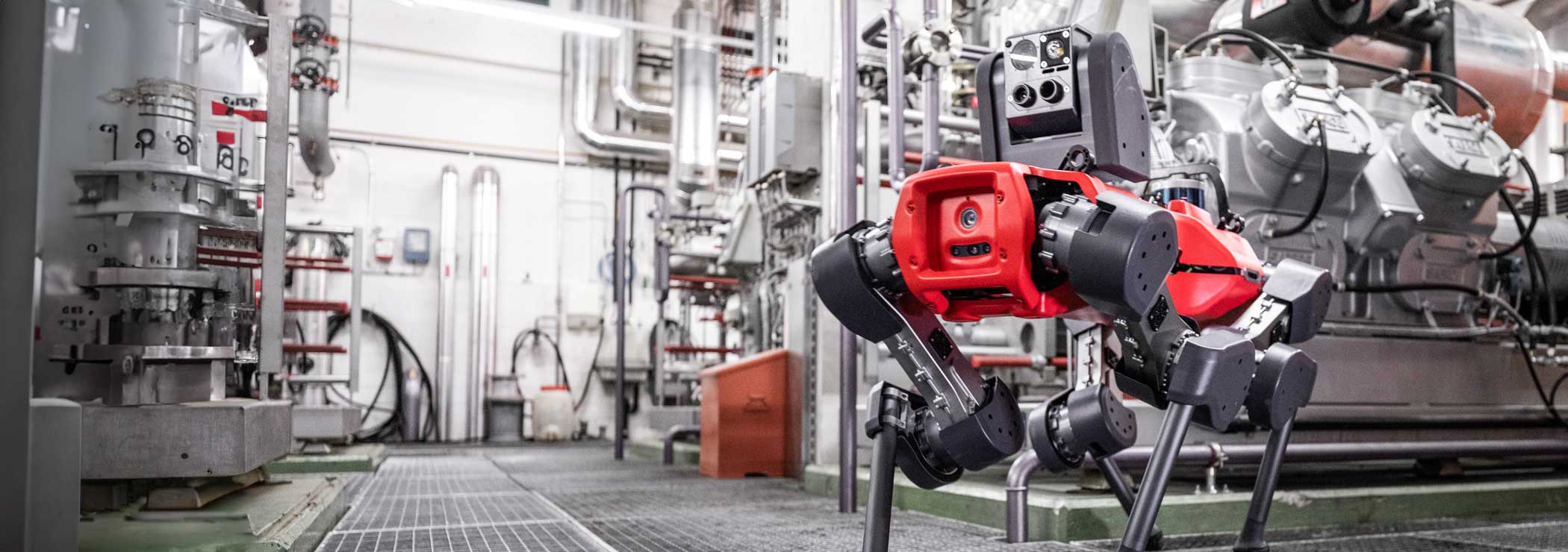 Vierbeiniger Roboter bei Inspektionsarbeiten in einer Industrieanlage