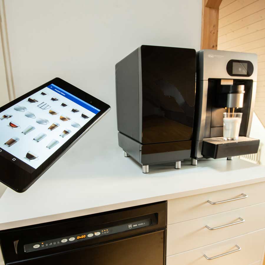 Mobiltelefon mit App um Kaffeemaschine zu steuern