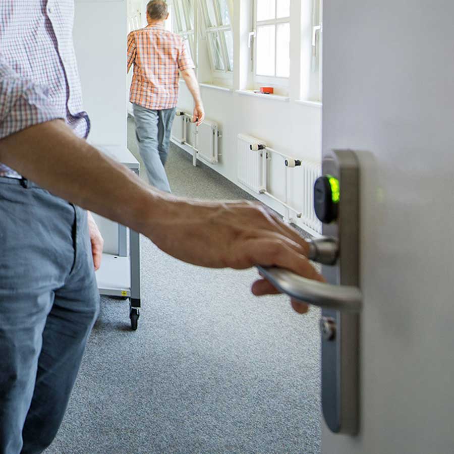 RCID/ TouchGo: Mann öffnet Türe ohne Schlüssel